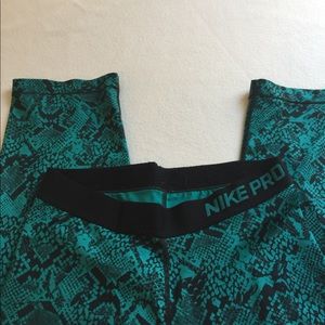 Nike Pro women’s mid calf length leggings size M